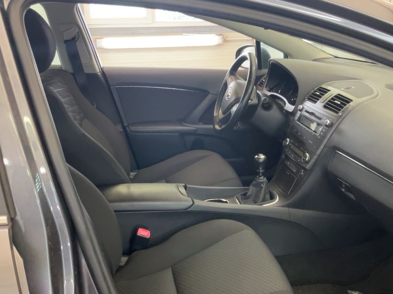 Toyota Avensis 1.8 Executive — zdjęcie 11