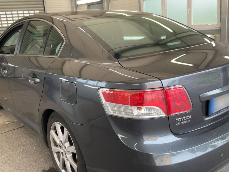 Toyota Avensis 1.8 Executive — zdjęcie 3