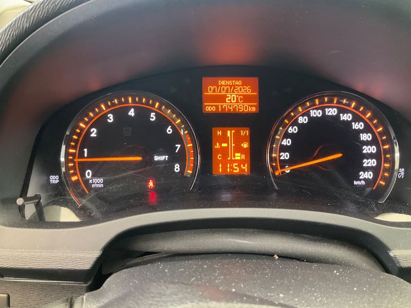 Toyota Avensis 1.8 Executive — zdjęcie 13