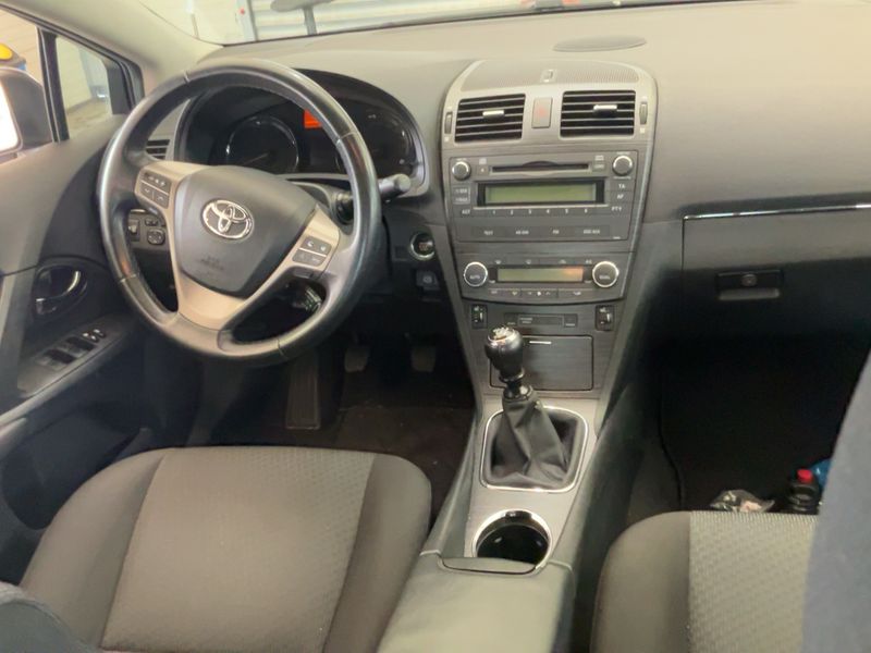 Toyota Avensis 1.8 Executive — zdjęcie 12