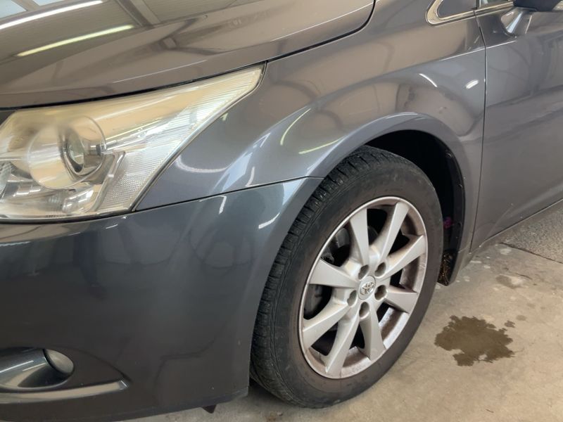Toyota Avensis 1.8 Executive — zdjęcie 2