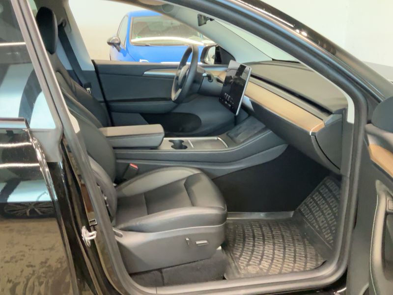 Tesla Model Y Long Range Dual AWD Premium — zdjęcie 11