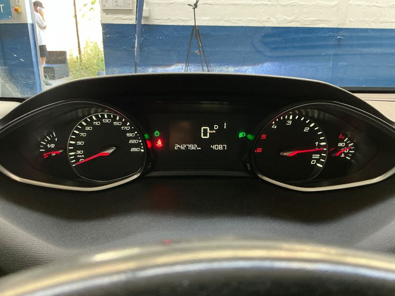 Peugeot 308 2.0 Blue-HDi Allure — zdjęcie 13