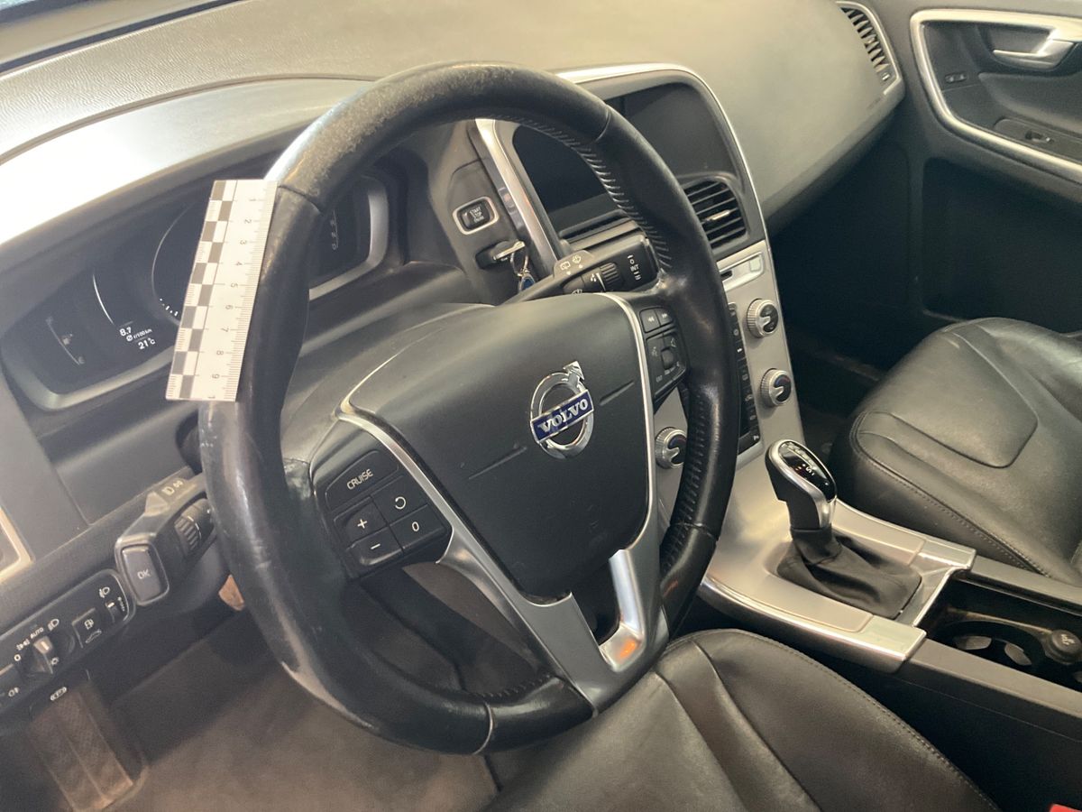 Volvo XC60 2017 — photo 32