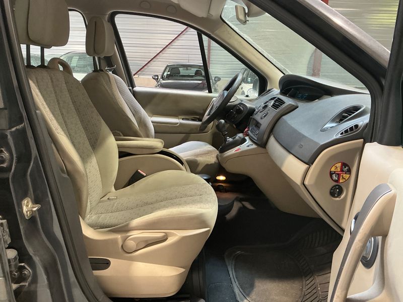 Renault Grand Scenic 1.9 dCi Expression — zdjęcie 3