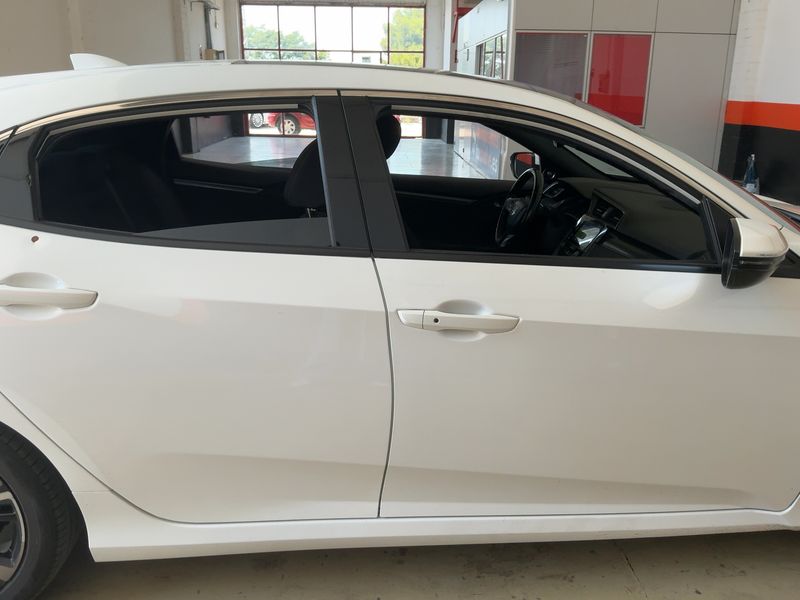 Honda Civic 1.0 VTEC Executive — zdjęcie 7