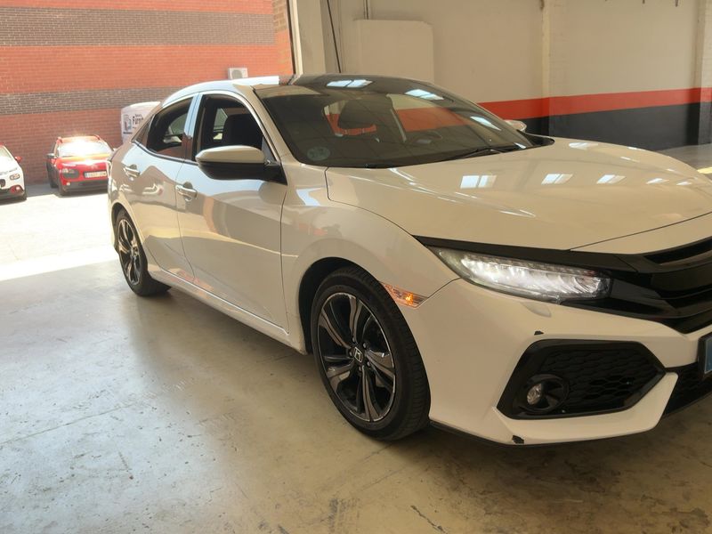 Honda Civic 1.0 VTEC Executive — zdjęcie 8