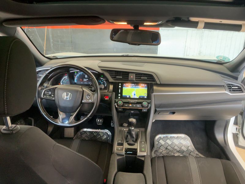 Honda Civic 1.0 VTEC Executive — zdjęcie 12