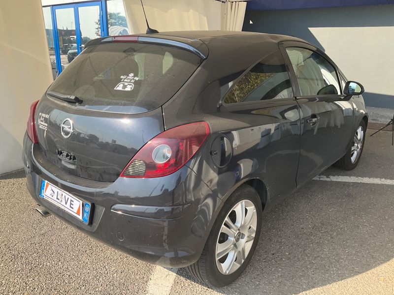 Opel Corsa 1.4 B-Color 2011 – снимка 2
