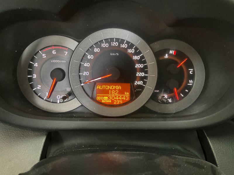 Toyota RAV 4 2.2 D-4D Life 2006 – снимка 18