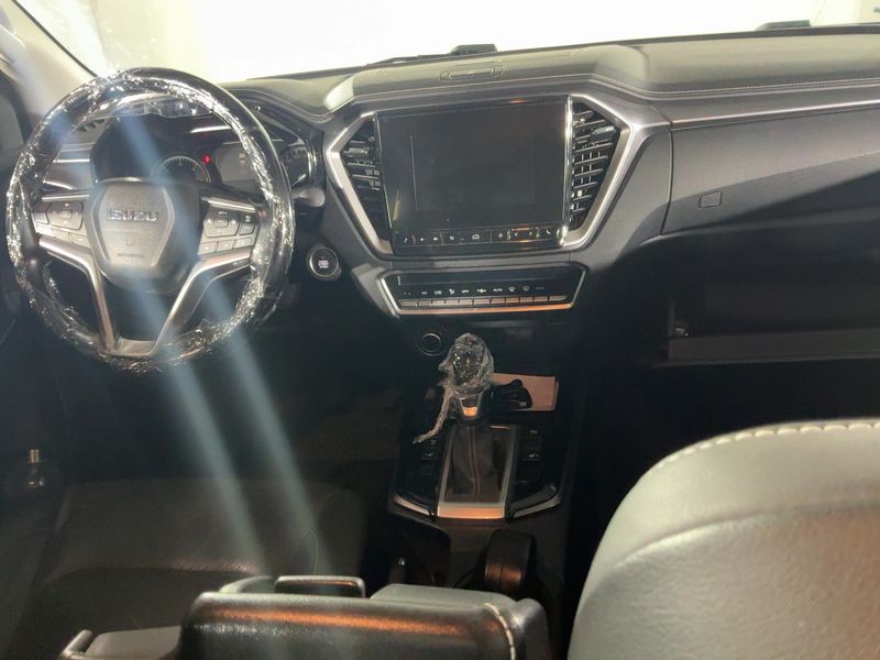 Isuzu D-MAX 1.9 Turbodiesel Double Cab 4WD LSE — zdjęcie 12