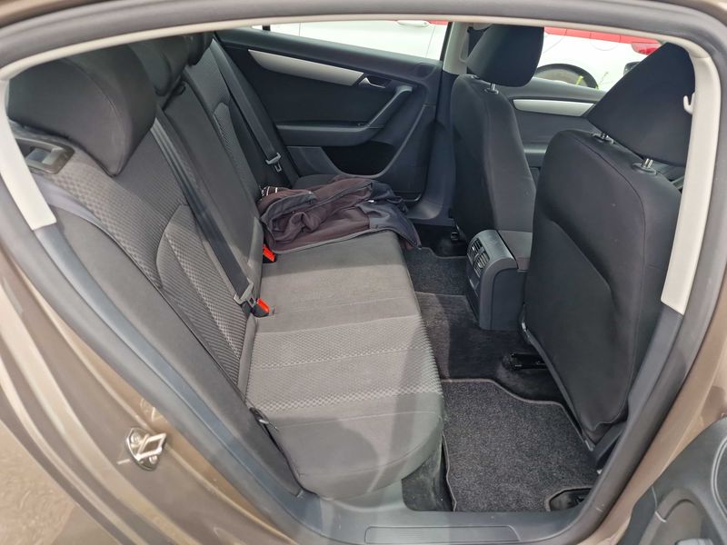 Volkswagen Passat 2.0 TDI Trendline BlueMotion Tech — zdjęcie 14
