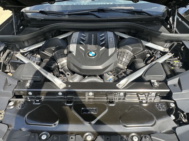 BMW X6 M50i — zdjęcie 8