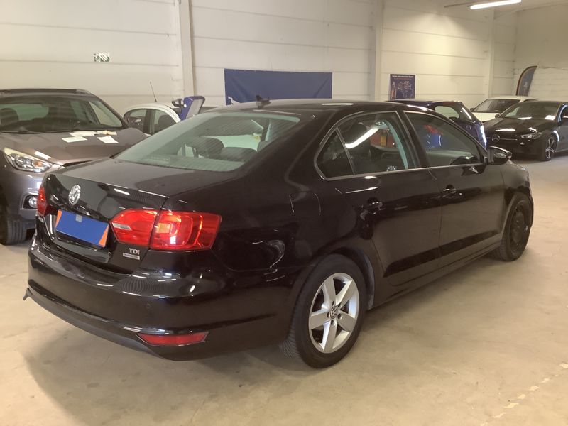 Volkswagen Jetta 1.6 TDI Comfortline BlueMotion Tech — zdjęcie 2