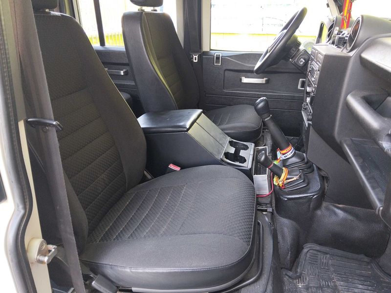 Land Rover Defender 2.4 Td4 90 SE Station Wagon — zdjęcie 10