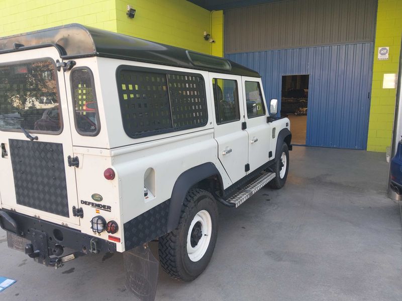 Land Rover Defender 2.4 Td4 90 SE Station Wagon — zdjęcie 5