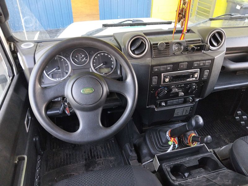 Land Rover Defender 2.4 Td4 90 SE Station Wagon — zdjęcie 11