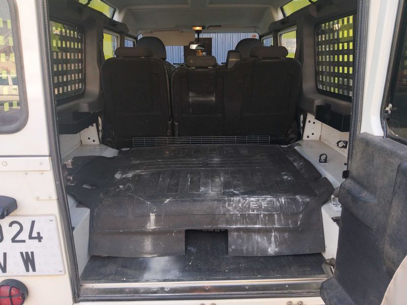 Land Rover Defender 2.4 Td4 90 SE Station Wagon — zdjęcie 9