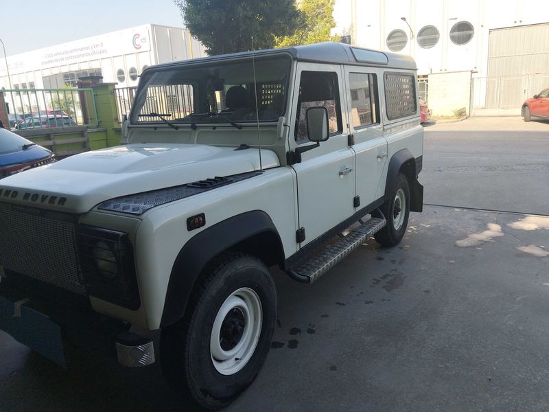 Land Rover Defender 2.4 Td4 90 SE Station Wagon — zdjęcie 2
