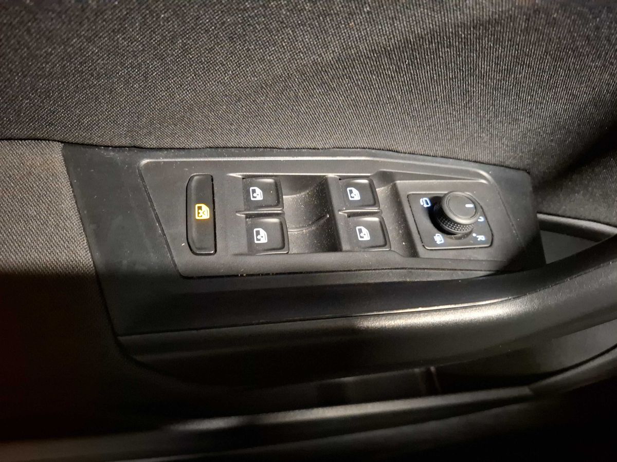 Volkswagen T-Roc 2023 — photo 36