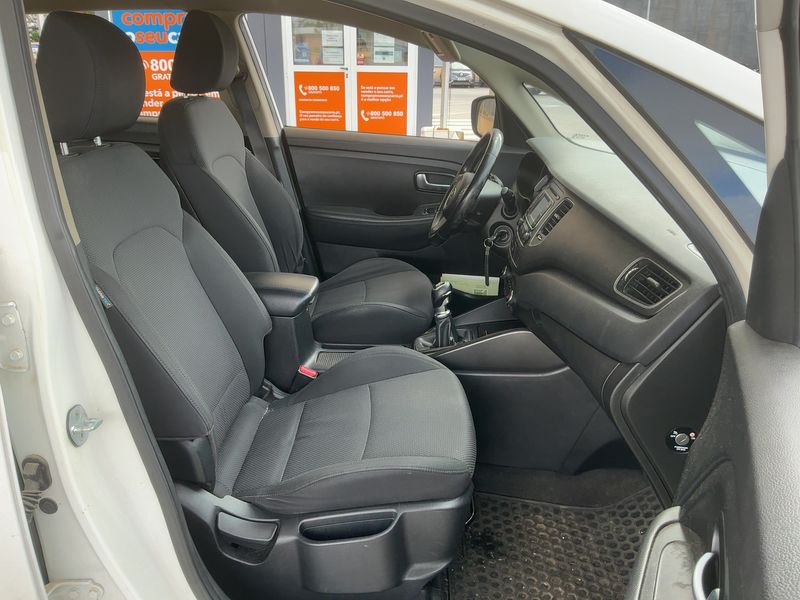 Kia Carens 1.7 CRDi Edition 7 — zdjęcie 11