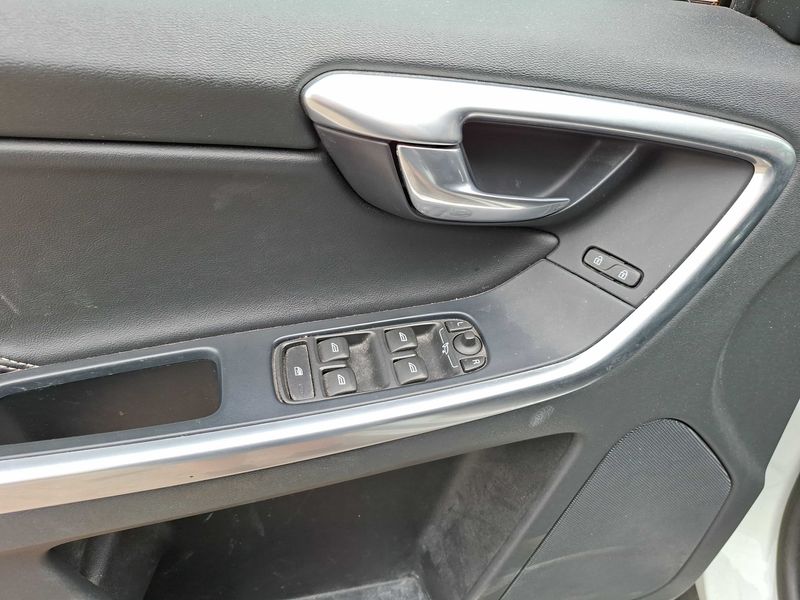 Volvo XC60 2.0 D4 Summum 2WD — zdjęcie 17