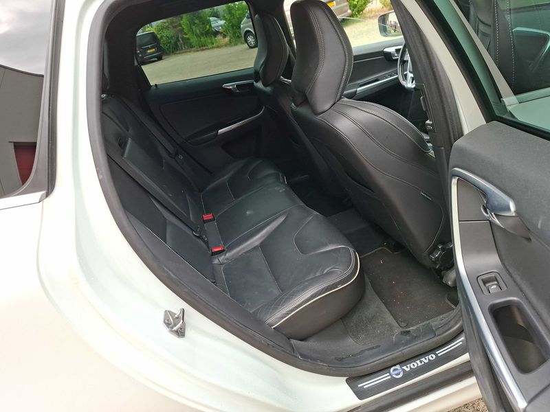 Volvo XC60 2.0 D4 Summum 2WD — zdjęcie 14