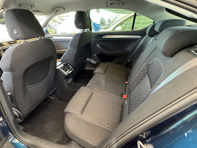 Skoda Superb 2.0 TDI Executive — zdjęcie 13
