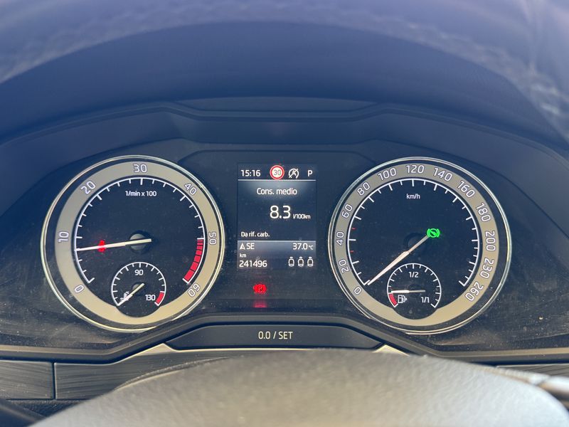 Skoda Superb 2.0 TDI Executive — zdjęcie 12