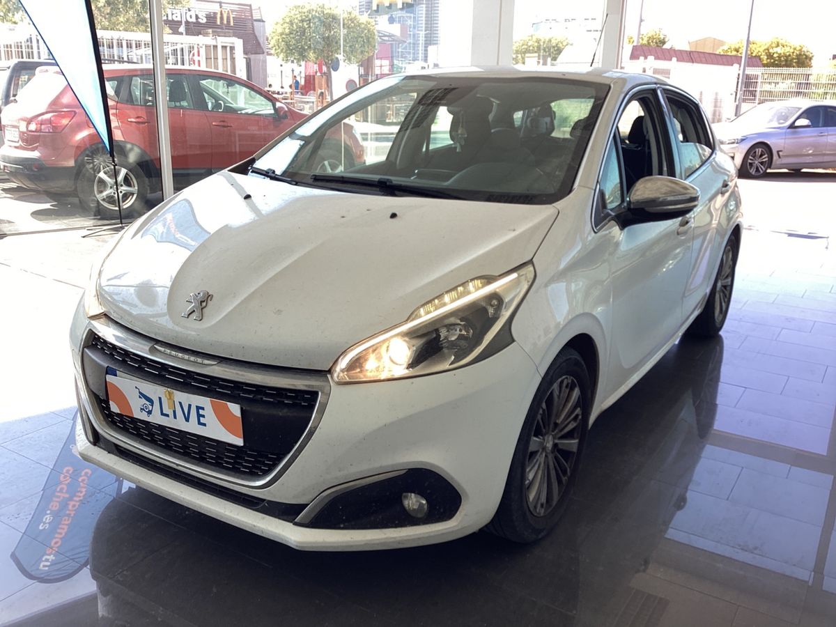 Peugeot 208 2015 — photo 1