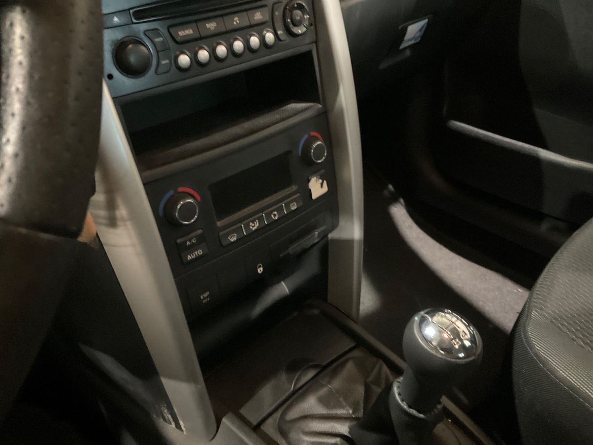 Peugeot 207 2012 — photo 27