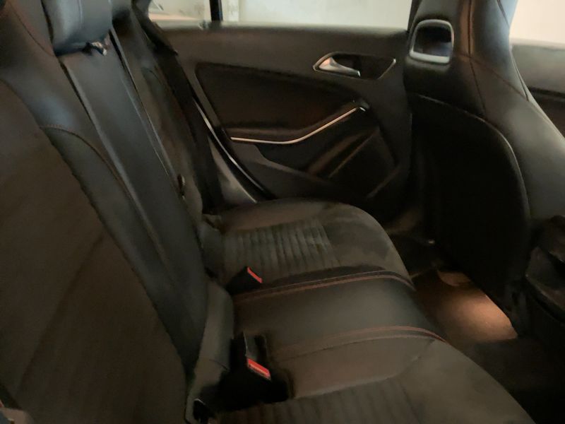 Mercedes-Benz CLA-Klasse CLA 200 d AMG Line — zdjęcie 14