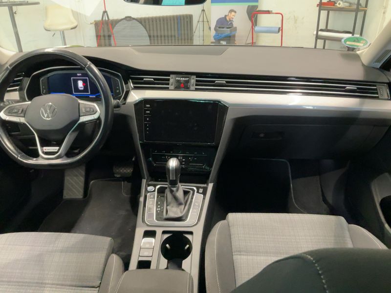 Volkswagen Passat 2.0 TDI Business 4Motion — zdjęcie 12