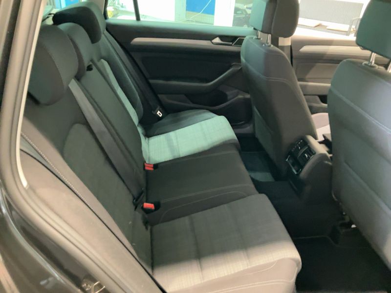 Volkswagen Passat 2.0 TDI Business 4Motion — zdjęcie 14