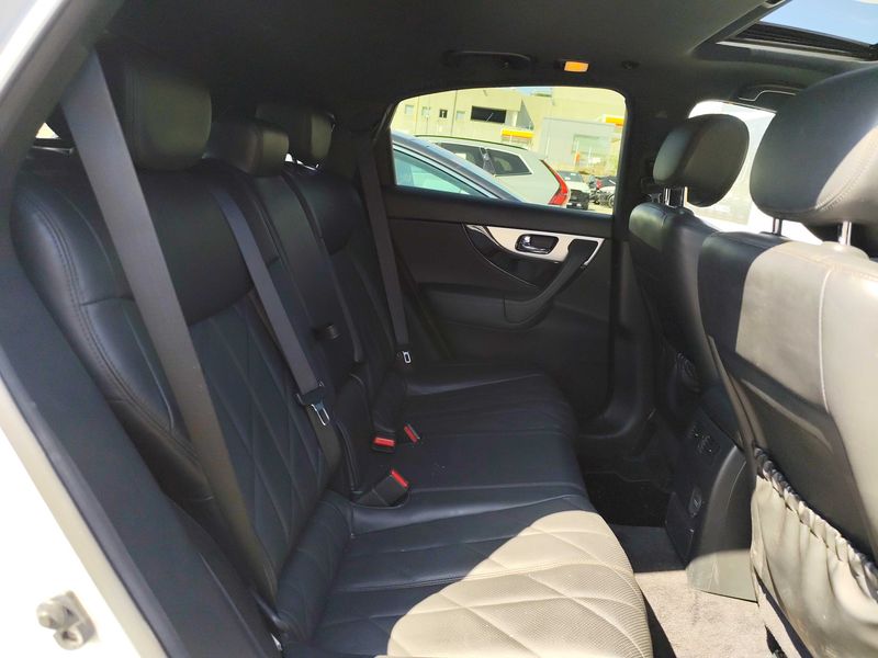 Infiniti QX70 3.0 V6 Diesel S Premium — zdjęcie 14