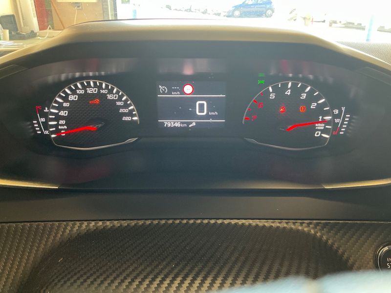 Peugeot 2008 1.2 PureTech Allure 2020 – снимка 18