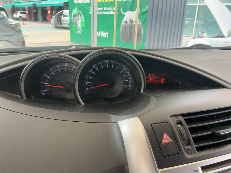 Toyota Verso 2.0 D-4D Basis 2013 – снимка 18