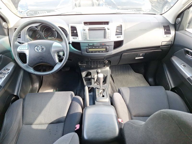 Toyota Hilux 3.0 Turbodiesel Double Cab Life 4x4 — zdjęcie 10