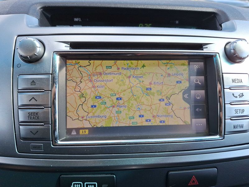 Toyota Hilux 3.0 Turbodiesel Double Cab Life 4x4 — zdjęcie 12