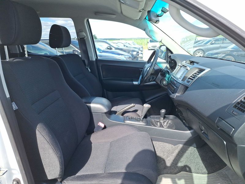 Toyota Hilux 3.0 Turbodiesel Double Cab Life 4x4 — zdjęcie 9