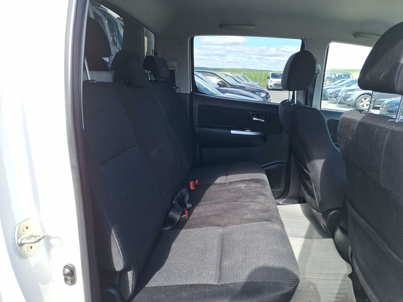 Toyota Hilux 3.0 Turbodiesel Double Cab Life 4x4 — zdjęcie 13