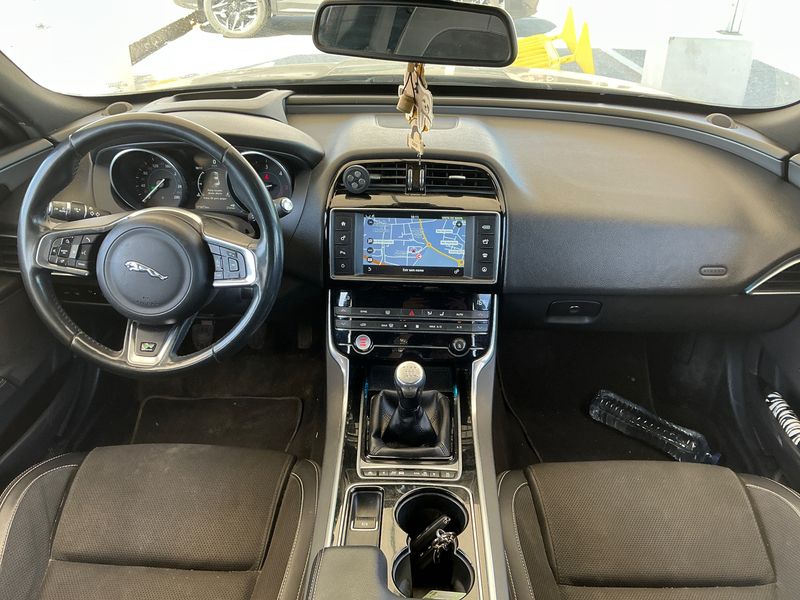 Jaguar XE 20d R-Sport — zdjęcie 12