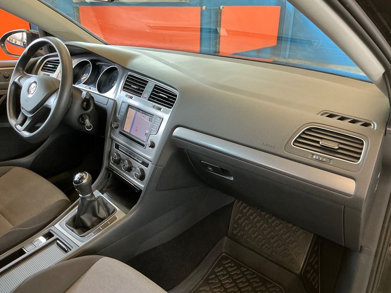 Volkswagen Golf VII 1.0 TSI Trendline BlueMotion Tech 2015 – снимка 32