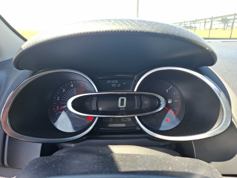 Renault Clio 1.5 dCi Energy Business Eco2 — zdjęcie 12