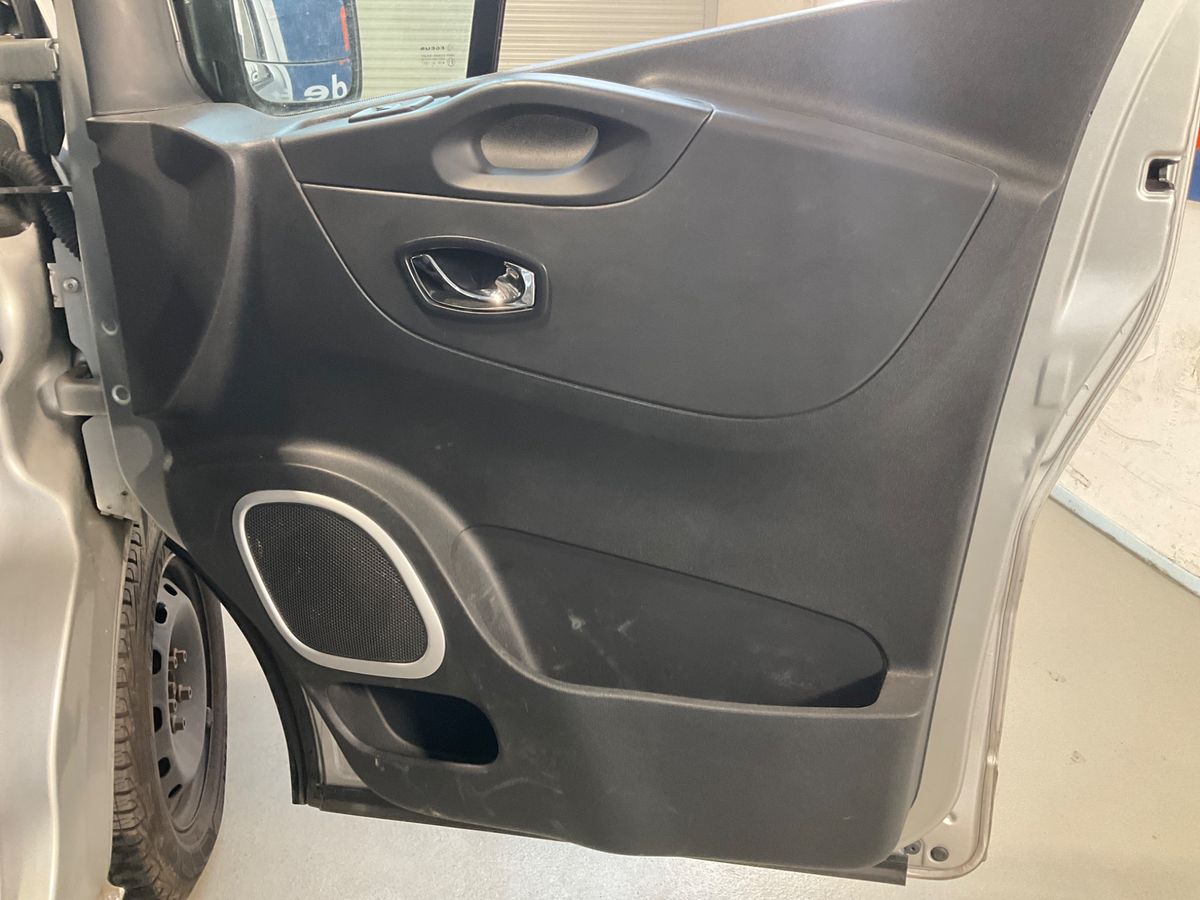 Opel Vivaro 2017 — photo 37