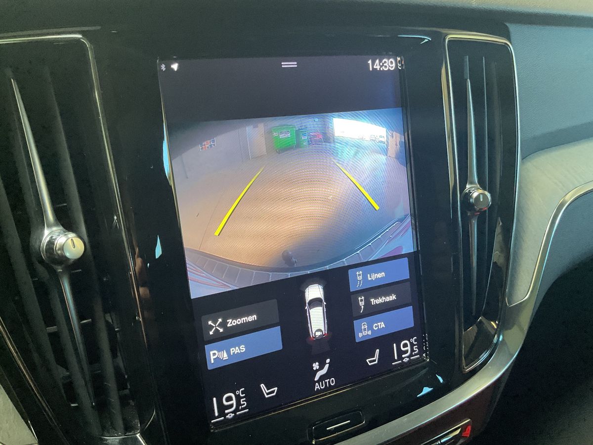 Volvo V60 2020 — photo 24