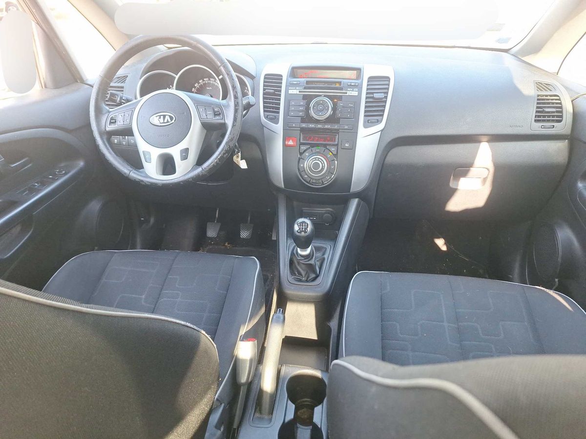 Kia Venga 2010 — photo 12