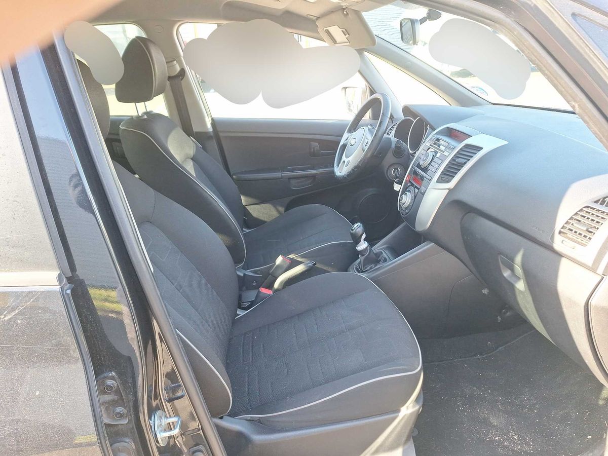 Kia Venga 2010 — photo 11