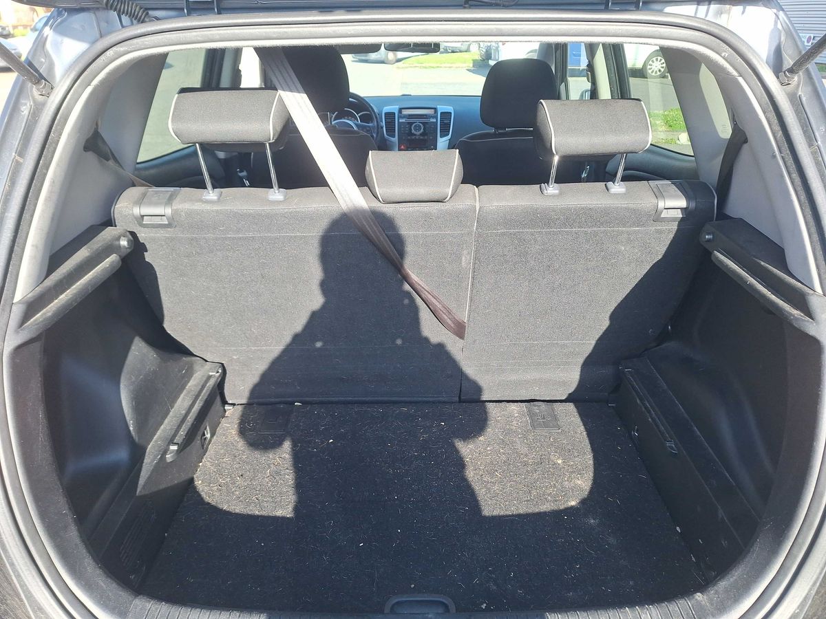 Kia Venga 2010 — photo 10