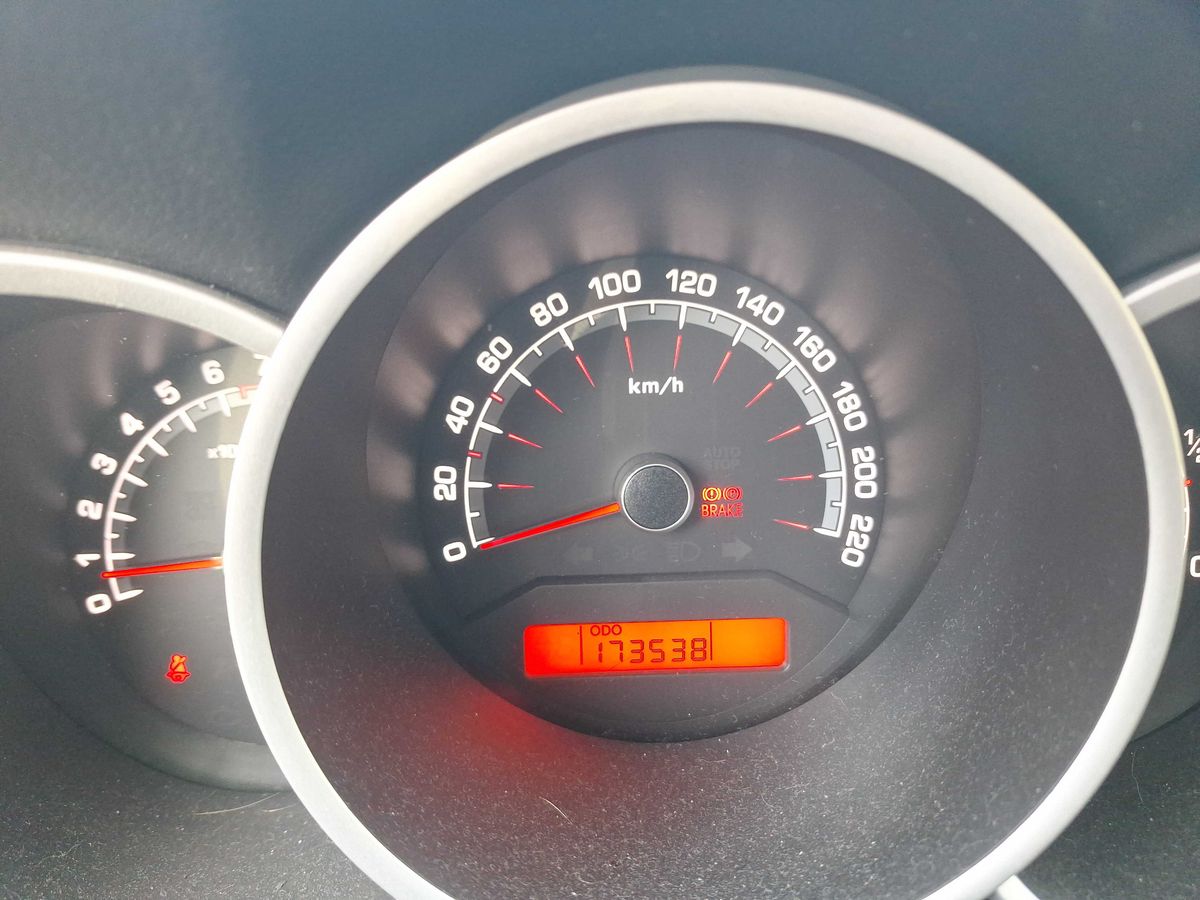 Kia Venga 2010 — photo 13